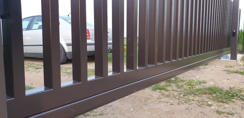 Stovintis automobilis už šukų vartų
