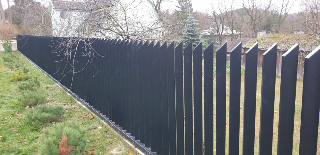 Ilga metalinė šukų tvora