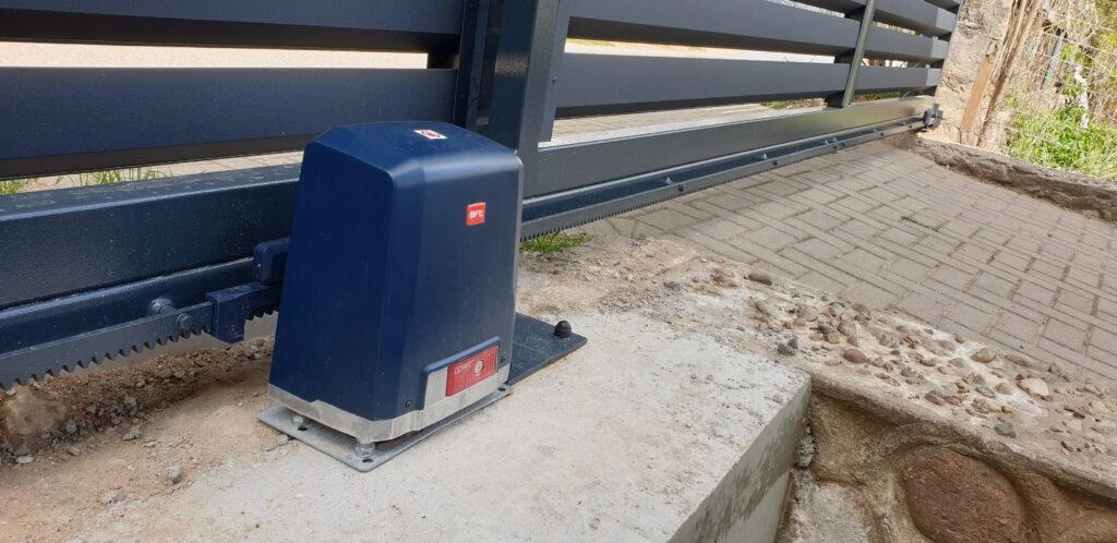 Stumdomi vartai su BFT DEIMOS KT A600 vartų automatika.