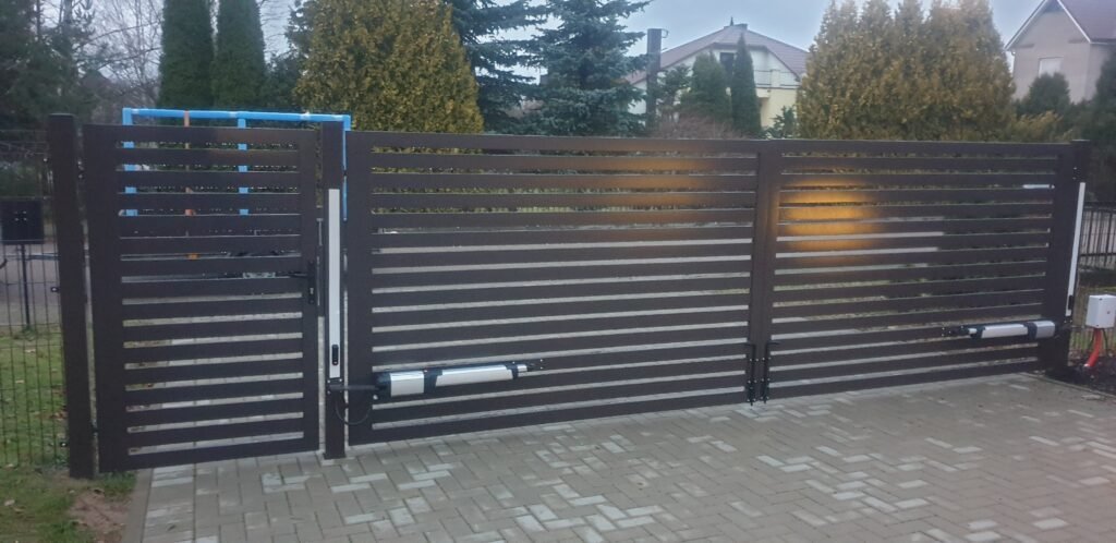 Vartų automatika imontuoti į vartus kurie pastatyti kieme